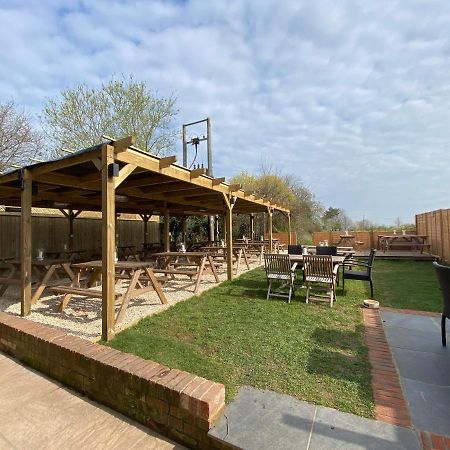 The Six Bells Hotell Beenham Exteriör bild