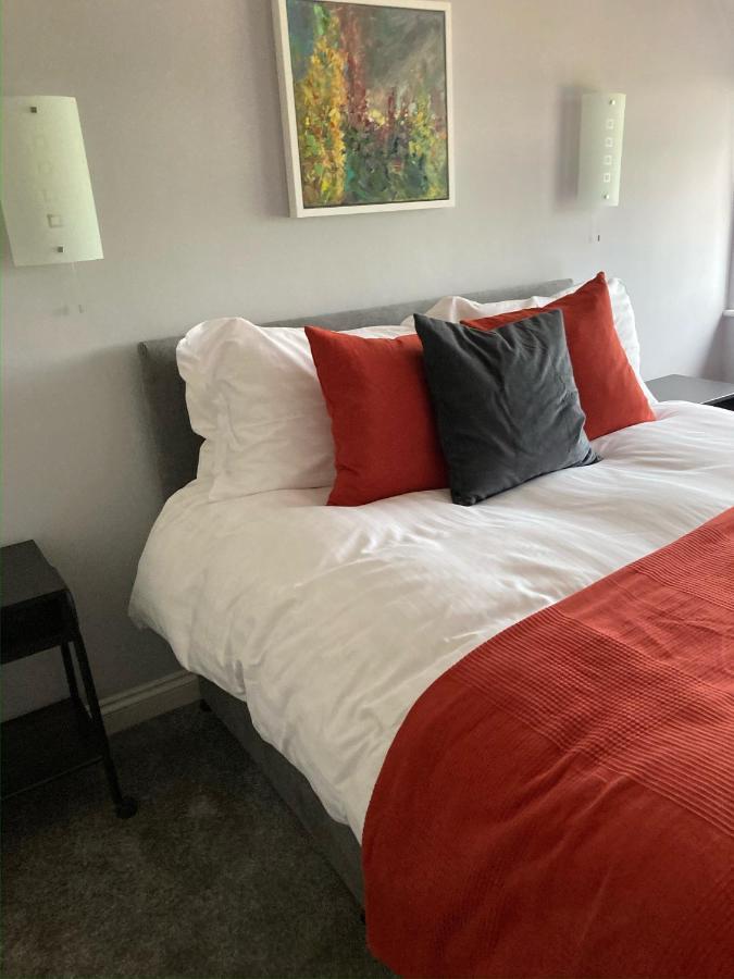 The Six Bells Hotell Beenham Exteriör bild
