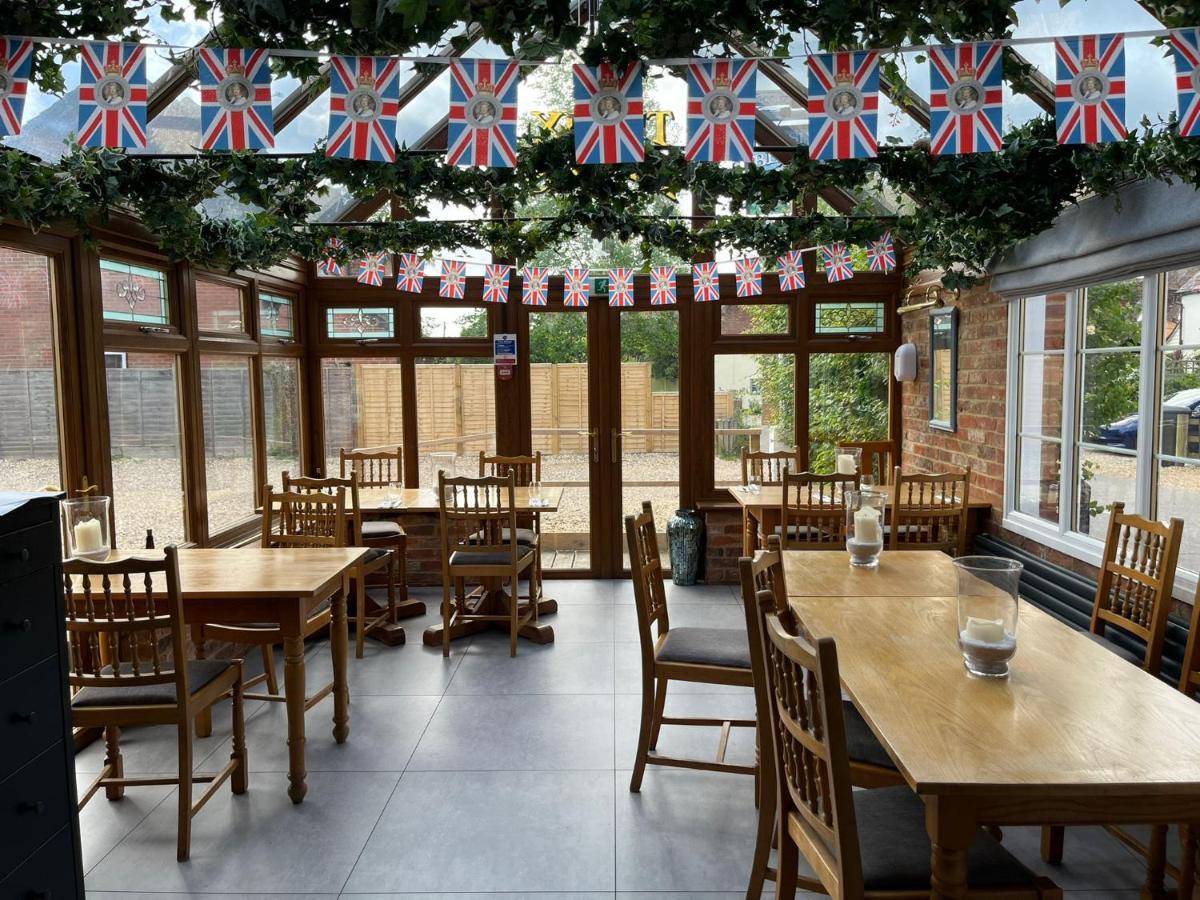 The Six Bells Hotell Beenham Exteriör bild